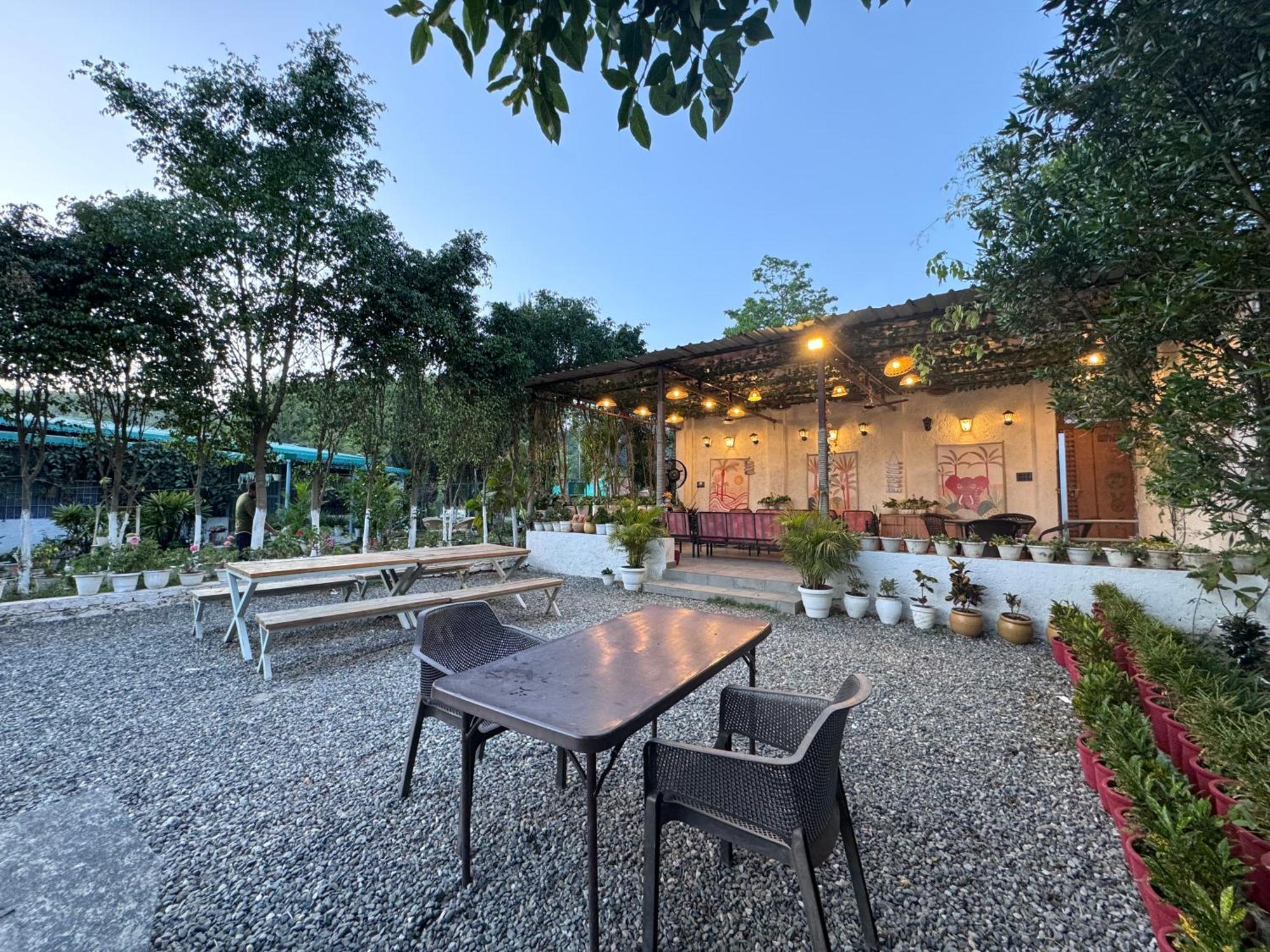 Saraiville- Luxury Riverside Cottages เดห์ราดุน ภายนอก รูปภาพ