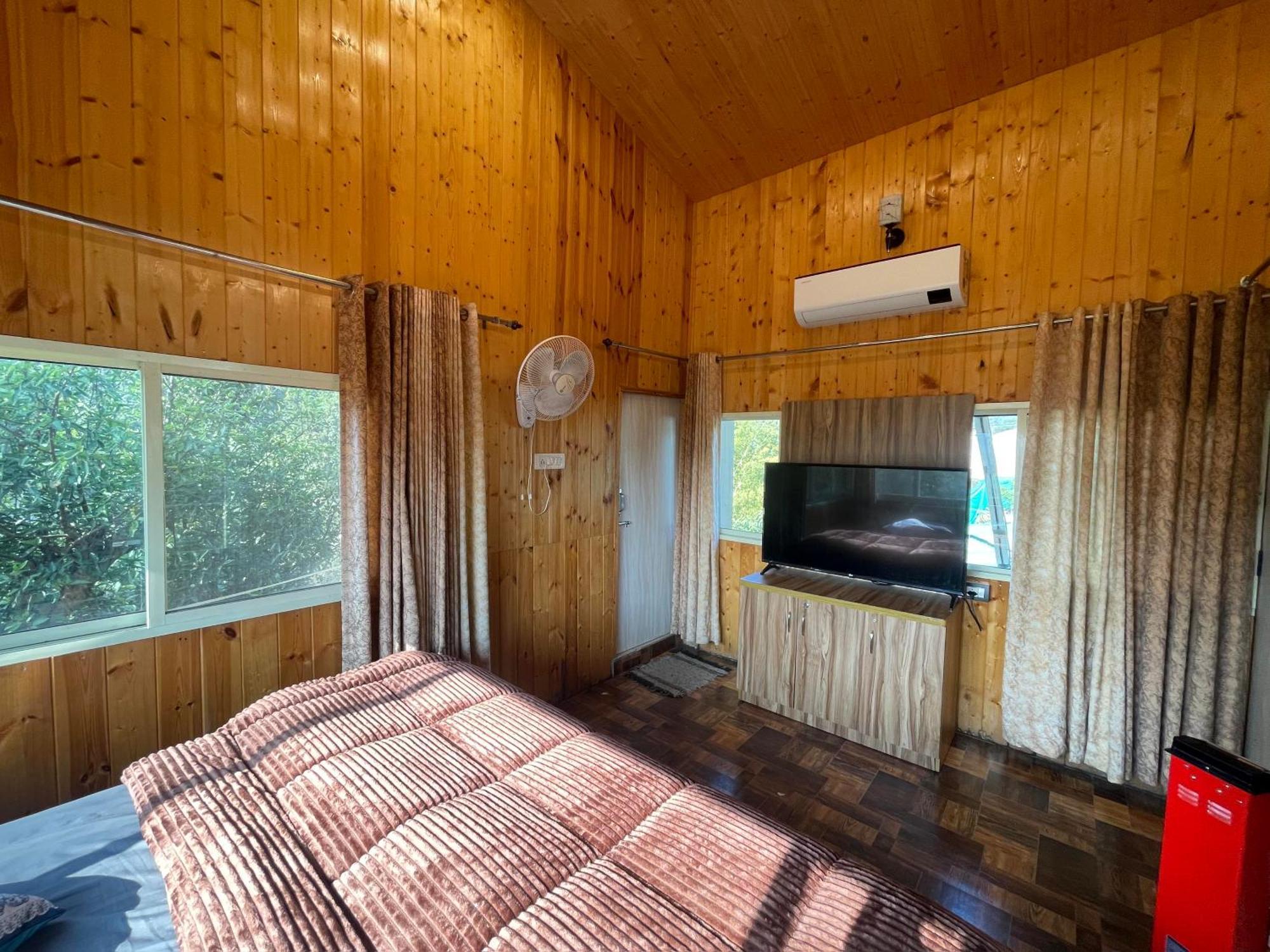 Saraiville- Luxury Riverside Cottages เดห์ราดุน ภายนอก รูปภาพ