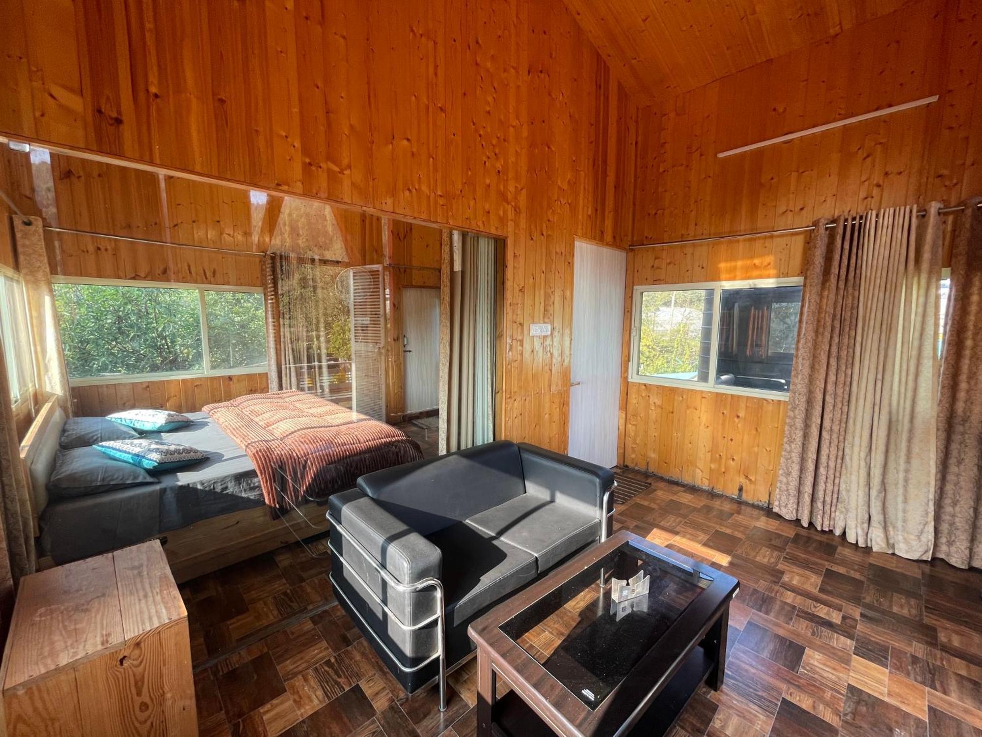Saraiville- Luxury Riverside Cottages เดห์ราดุน ภายนอก รูปภาพ